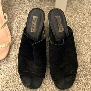 STEVE MADDEN - Black side mules!